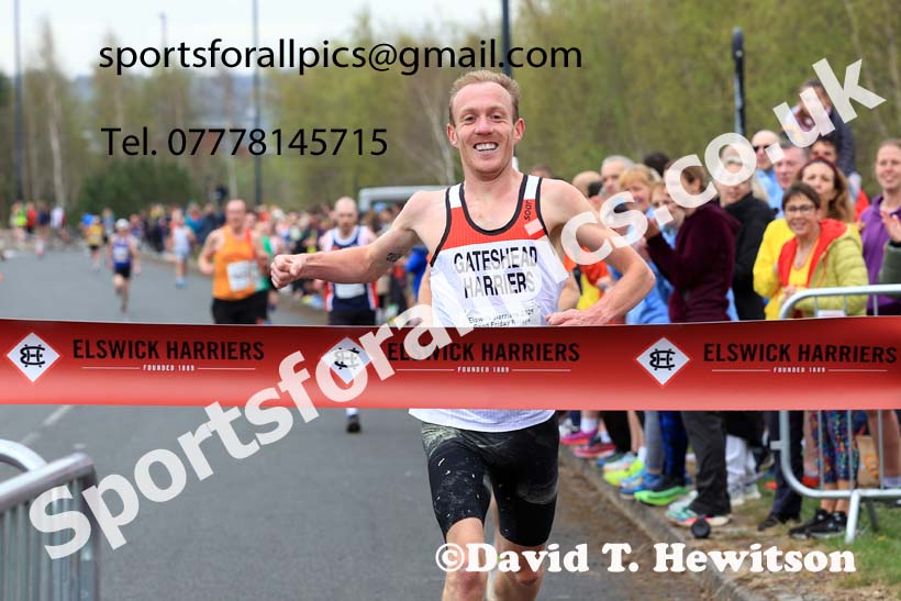 Senior mens relay, 2025 Elswick Harriers Good Friday Road Relays, Newburn, Newcastle upon Tyne. Photo: David T. Hewitson/Sports for All Pics